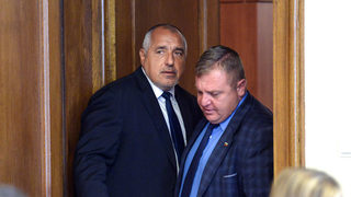 Защо Борисов се оставя да го шантажират така