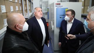 От камиона до инжекцията – хладилната верига в България на първата COVID ваксина