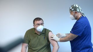"Дойде нашето оръжие във войната": как започна ваксинирането срещу COVID-19