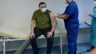 България няма да слага по 1 доза ваксина на човек, за да има за повече хора