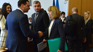 ГЕРБ сама си съставя удобен дневен ред на Общинския съвет в София