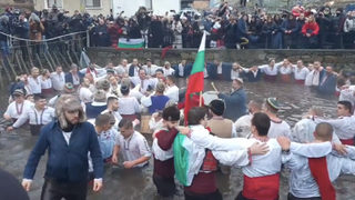 Въпреки предупрежденията в Калофер и тази година имаше "мъжко хоро"