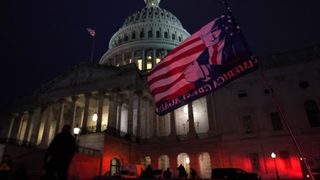 На живо: С щурм хора на Тръмп разгониха парламента (хронология до 2:30 ч.)