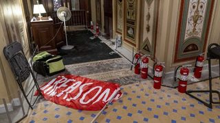 "Тръмп се простреля много лошо в крака"