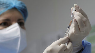 Pfizer временно намалява доставките на ваксини за Европа