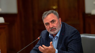 Властите смекчават мерките, но ако се разпространи новият щам, ще ги затегнат