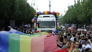 Унгария нареди да се слага предупреждение на книги с "нетрадиционни роли на пола"