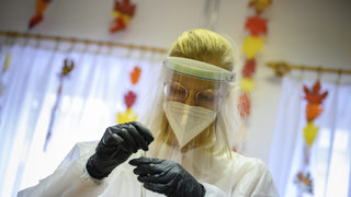 Коронавирусът по света: Унгария одобри руската ваксина