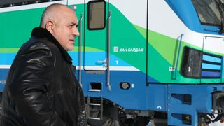 "Завой може ли да правиш": Борисов се вози на локомотива "Кардам"