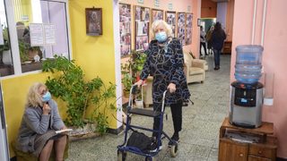 Всеки ще се справя сам: ваксинирането срещу COVID-19 при личните лекари