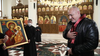Варненци посрещнаха Борисов с въпроси за Мата Хари и викове "Оставка"