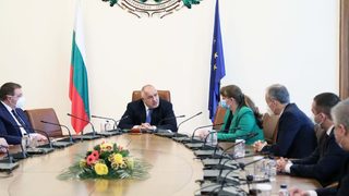 Близо две трети от учениците вече учат присъствено