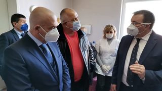 "Всички са добри": властите поискаха да спре обсъждането на марки ваксини