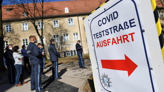 Европейски страни разхлабват ограниченията за "ваксината с проблеми"