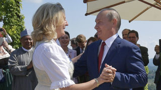 Бивш австрийски първи дипломат, танцувала с Путин, е номинирана в съвета на "Роснефт"