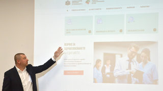 Записването на часове за COVID ваксини започна, но невинаги безпроблемно