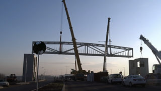 Монтиране на пешеходен надлез на <span class="highlight">СОП</span> (timelapse)