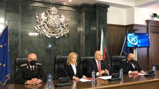 Шестима са задържани за шпионаж в полза <span class="highlight">на</span> Русия и изнасяне <span class="highlight">на</span> информация