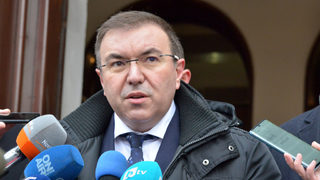 "Да издържим, без да искаме помощ за реанимация": Ангелов обясни COVID организацията