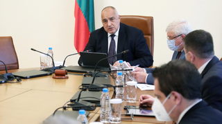 Кабинетът започна да раздава пари и на извънредни заседания