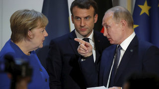 Коронавирусът по света: Макрон и Меркел обсъдиха "Спутник" с Путин, интересът към ваксината расте