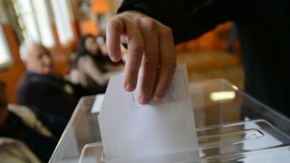 Избори като на война: гласуването в чужбина все повече заприличва на битка на живот и смърт