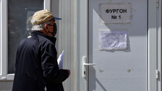 По-силният винаги има право. Как партиите виждат ваксинацията