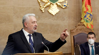 Черногорският премиер ще уволни министър, отрекъл геноцида в Сребреница