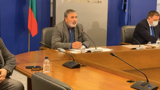 "Здравната ни система издържа": Ангелов определи мерките като навременни