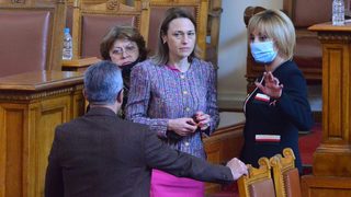 Обединени срещу ГЕРБ, депутатите задължиха Борисов да се яви пред парламента