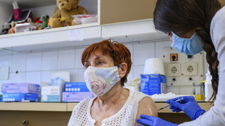 Коронавирусът по света: ЕС отново потвърди ползата от ваксината на "Астра Зенека"