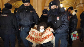 "Екстремизъм?" Хиляди руснаци ще пострадат при забрана на организациите на Навални