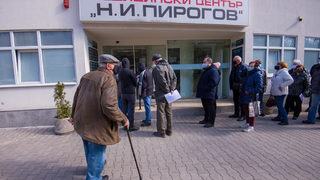 Опашки се извиха пред пунктовете за ваксинация