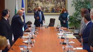 Гласуването само с машини се оказа предизвикателство за новата изборна комисия