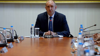 Румен Радев се самоизолира, след като съпругата му е с коронавирус