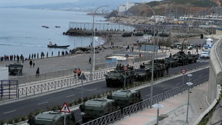 Испания изпрати армията в град в Африка, където пристигат хиляди мигранти