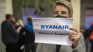 Сигнал за бомба, нареждане да се приземиш, изтребител отляво... как се реагира