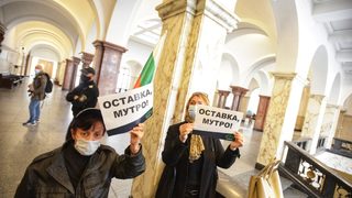 Протестиращи поискаха оставката на главния прокурор с викове пред кабинета му