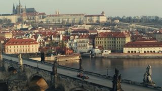 От замък на замък: с болид от Формула 1 от Прага до Братислава