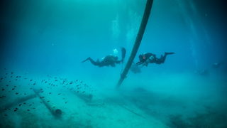 Фотогалерия: Водолази премахват останките от рибно стопанство до остров Итака
