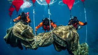 Фотогалерия: Водолази премахват останките от рибно стопанство до остров Итака