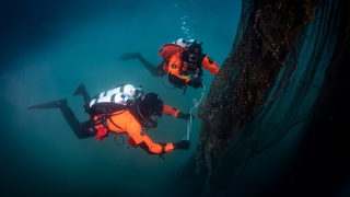 Фотогалерия: Водолази премахват останките от рибно стопанство до остров Итака