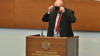 "Зависими от Пеевски": повечето българи свързват корупцията с Борисов - Гешев - Цацаров