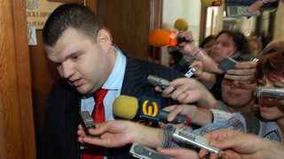 Как санкциите на САЩ доведоха до масово отричане от Пеевски