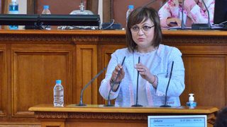 Нинова и Манолова внесоха законопроекти за преизчисление на пенсиите