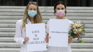 Коронавирусът по света: Ирландия облекчи мерките за сватби след протест на булки