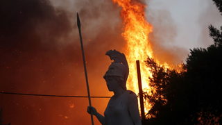 Атина помоли жителите да не излизат заради огромен пожар, край Солун бяха измерени 47°C