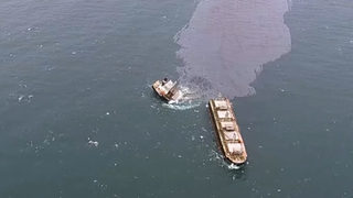 Кораб заседна край <span class="highlight">японско</span> пристанище и се разцепи на две