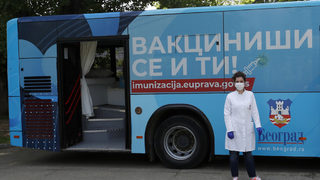 Коронавирусът по света: В Сърбия започва ваксиниране с трета доза