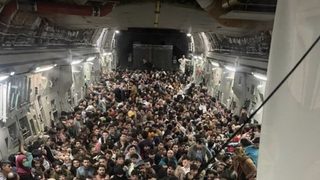 Талибаните обещаха амнистия и жени във властта, но завзеха част от летището в Кабул